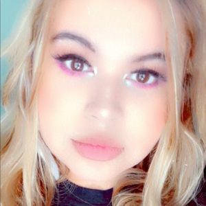 Meet your Posher, Adela